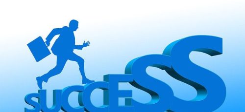 Tener un máster, uno de los requisitos de un buen currículum directivo